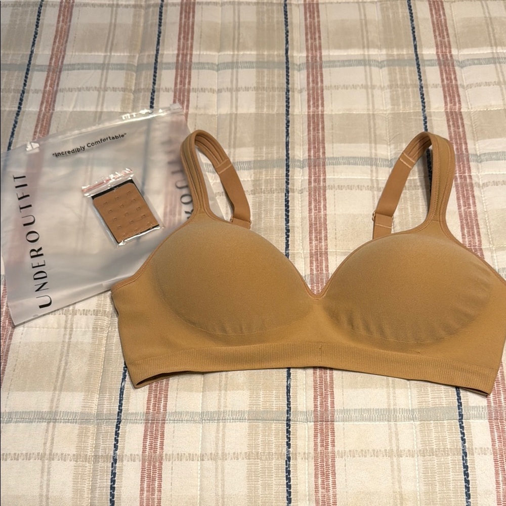Tan Seamless Bra with Wide Straps and Light Padding! Brand is Underoutfit! New